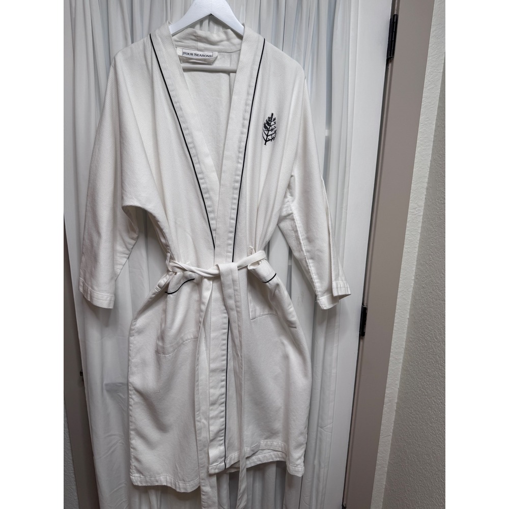 Four Seasons Hotels and Resorts Waffle Weave Spa Robe White Black Piping Logo